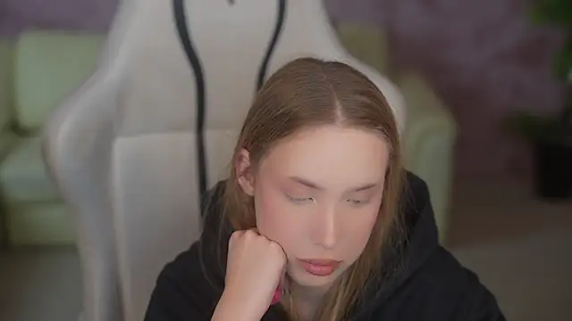 Snapshot of Linda054 chatting on 12/02/25, 12:27 Linda054 online show from 12/02/25, 12:27