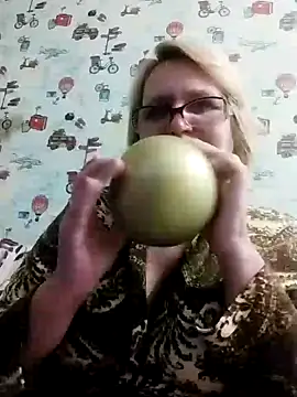 Snapshot of Forest-Lady chatting on 12/18/24, 02:06 Forest-Lady online show from 12/18/24, 02:06