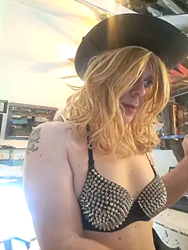 Snapshot of ditchwaterbitch chatting on 10/28/25, 03:58 ditchwaterbitch online show from 10/28/25, 03:58