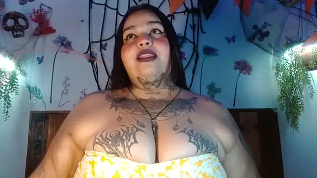 Snapshot of VeronikCuhubby chatting on 10/21/25, 12:50 VeronikCuhubby online show from 10/21/25, 12:50