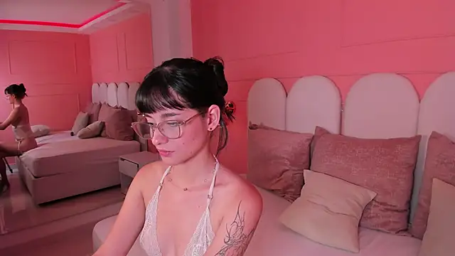 Snapshot of emilly_williams_ chatting on 12/02/24, 08:33 emilly williams online show from 12/02/24, 08:33