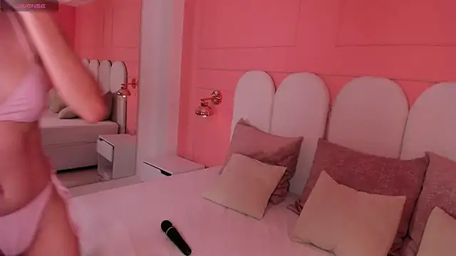 Snapshot of emilly_williams_ chatting on 12/04/24, 08:29 emilly williams online show from 12/04/24, 08:29