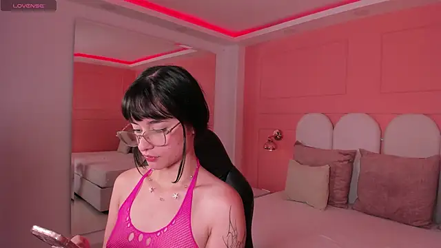 Snapshot of emilly_williams_ chatting on 12/09/24, 08:01 emilly williams online show from 12/09/24, 08:01