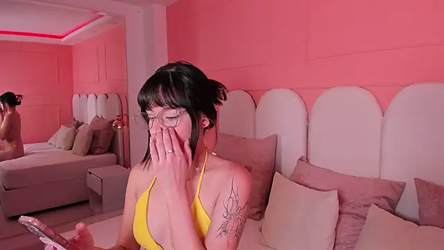 Snapshot of emilly_williams_ chatting on 12/18/24, 08:25 emilly williams online show from 12/18/24, 08:25