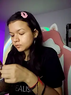 Snapshot of azumiichan chatting on 02/11/25, 04:01 azumiichan online show from 02/11/25, 04:01