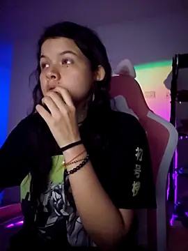 Snapshot of azumiichan chatting on 03/08/25, 04:23 azumiichan online show from 03/08/25, 04:23