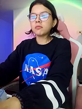 Snapshot of azumiichan chatting on 10/16/25, 12:00 azumiichan online show from 10/16/25, 12:00