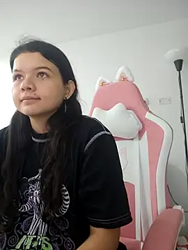 Snapshot of azumiichan chatting on 10/22/25, 12:00 azumiichan online show from 10/22/25, 12:00