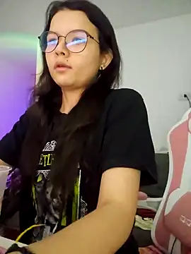 Snapshot of azumiichan chatting on 10/24/25, 11:56 azumiichan online show from 10/24/25, 11:56