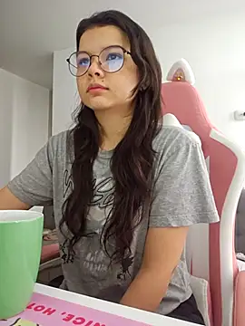 Snapshot of azumiichan chatting on 10/25/25, 01:51 azumiichan online show from 10/25/25, 01:51