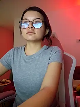 Snapshot of azumiichan chatting on 11/19/25, 12:21 azumiichan online show from 11/19/25, 12:21