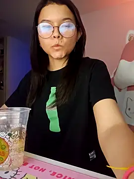 Snapshot of azumiichan chatting on 11/26/25, 12:11 azumiichan online show from 11/26/25, 12:11