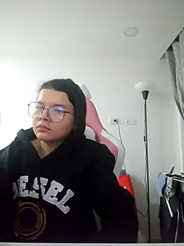 Snapshot of azumiichan chatting on 12/04/25, 01:48 azumiichan online show from 12/04/25, 01:48