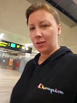 Snapshot of zarina3003 chatting on 04/13/26, 11:21 zarina3003 online show from 04/13/26, 11:21