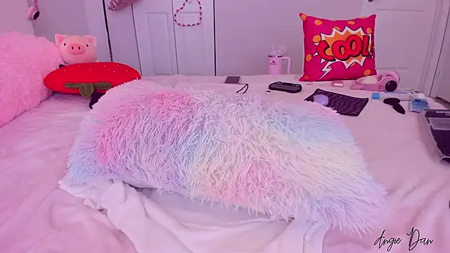 Snapshot of AngieDaniels1 chatting on 03/13/25, 05:28 AngieDaniels1 online show from 03/13/25, 05:28