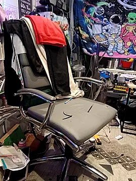 Snapshot of --D-a-D-D-y- chatting on 09/13/25, 10:09 --D-a-D-D-y- online show from 09/13/25, 10:09