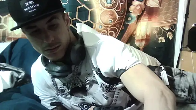 Snapshot of --D-a-D-D-y- chatting on 11/11/25, 04:23 --D-a-D-D-y- online show from 11/11/25, 04:23