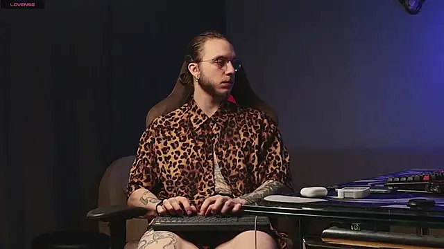 Snapshot of pleasure8869 chatting on 01/15/25, 04:57 pleasure8869 online show from 01/15/25, 04:57