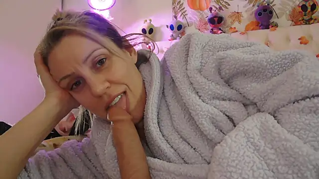 Snapshot of VegasDani chatting on 11/08/25, 06:57 VegasDani online show from 11/08/25, 06:57