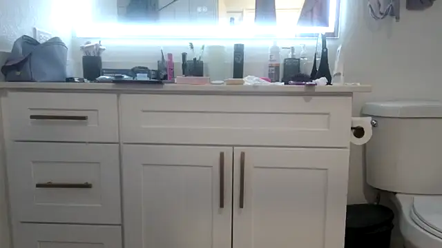 Snapshot of QueenLolaX chatting on 04/18/26, 04:27 QueenLolaX online show from 04/18/26, 04:27