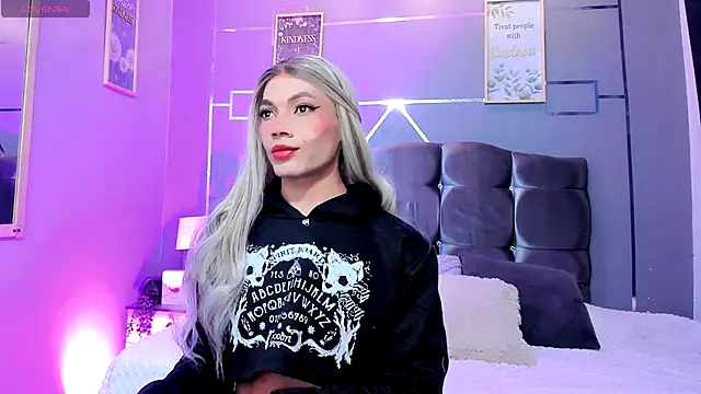 Snapshot of Megan_Do_Santos chatting on 11/08/25, 01:33 Megan Do Santos online show from 11/08/25, 01:33