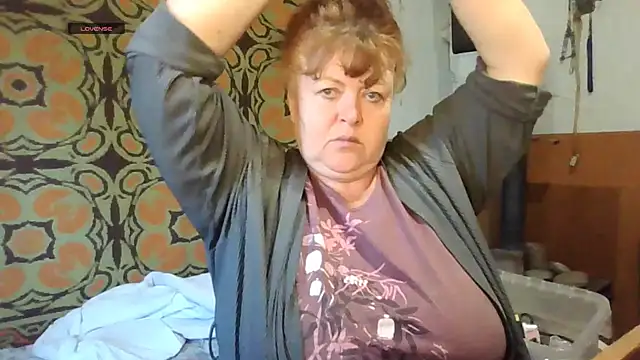 Snapshot of RoseRed69 chatting on 10/01/25, 02:28 RoseRed69 online show from 10/01/25, 02:28