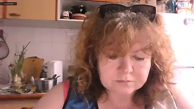 Snapshot of RoseRed69 chatting on 05/28/26, 04:10 RoseRed69 online show from 05/28/26, 04:10