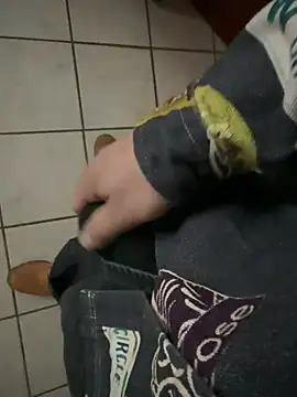 Snapshot of dickshome chatting on 12/18/24, 09:25 dickshome online show from 12/18/24, 09:25