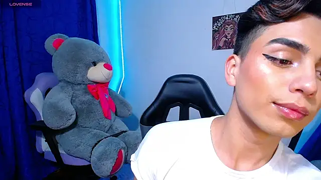 OwenBluee online show from 05/28/26, 06:43