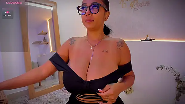 Snapshot of anahi_ryan_ chatting on 01/30/25, 03:08 anahi ryan online show from 01/30/25, 03:08