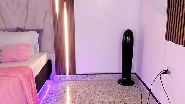 Snapshot of mia_six66 chatting on 10/05/25, 12:03 mia six66 online show from 10/05/25, 12:03