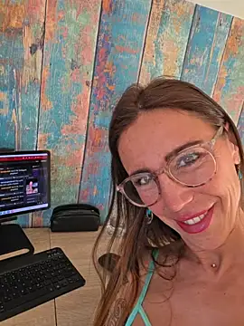 Snapshot of Klamsine chatting on 04/30/26, 04:52 Klamsine online show from 04/30/26, 04:52