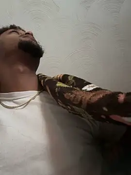 Snapshot of rayyymack chatting on 01/01/25, 05:00 rayyymack online show from 01/01/25, 05:00