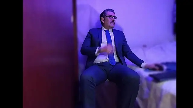 Snapshot of BushBator chatting on 12/16/25, 07:13 BushBator online show from 12/16/25, 07:13