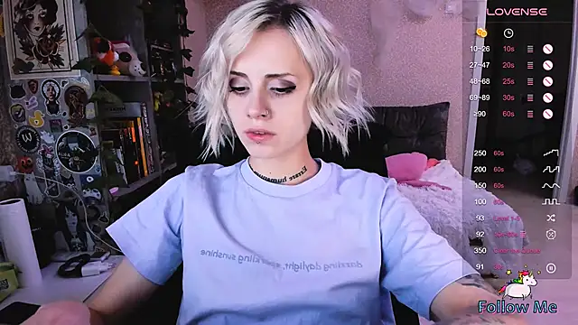 Snapshot of NaniMoore chatting on 10/15/25, 08:42 NaniMoore online show from 10/15/25, 08:42