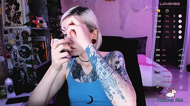 Snapshot of NaniMoore chatting on 10/21/25, 09:43 NaniMoore online show from 10/21/25, 09:43