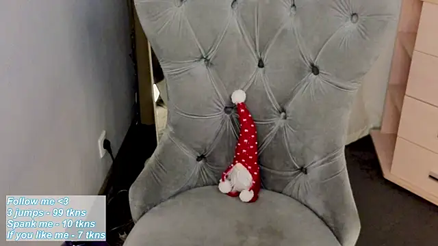 Snapshot of VioletMills chatting on 12/08/24, 11:19 VioletMills online show from 12/08/24, 11:19