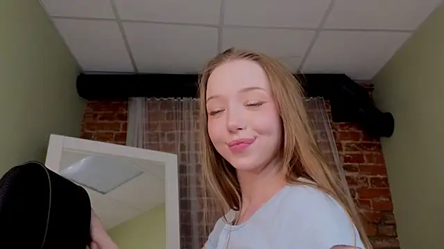 Snapshot of VioletMills chatting on 12/19/24, 09:49 VioletMills online show from 12/19/24, 09:49