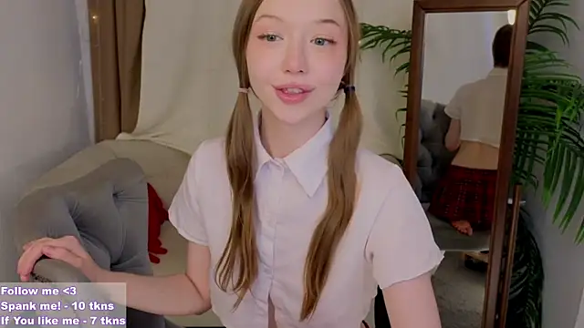 Snapshot of VioletMills chatting on 03/09/25, 01:35 VioletMills online show from 03/09/25, 01:35