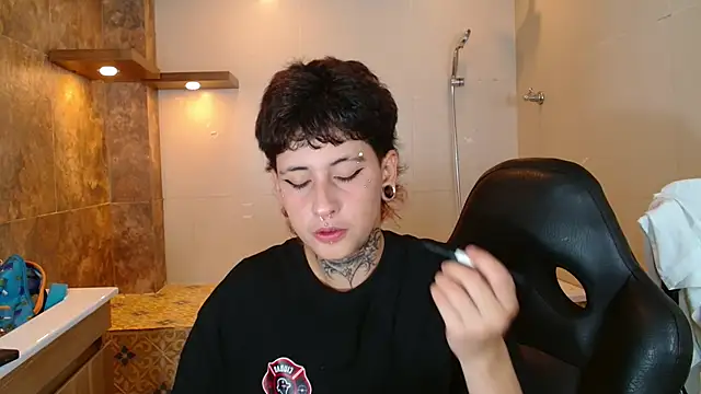 Snapshot of Ethan_lennox chatting on 11/20/25, 07:57 Ethan lennox online show from 11/20/25, 07:57