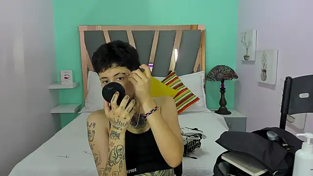 Snapshot of Ethan_lennox chatting on 12/17/25, 07:31 Ethan lennox online show from 12/17/25, 07:31