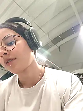 Snapshot of _vaness chatting on 12/21/24, 06:19 vaness online show from 12/21/24, 06:19