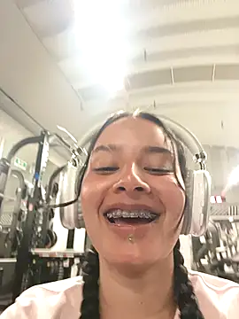 Snapshot of _vaness chatting on 12/30/24, 05:26 vaness online show from 12/30/24, 05:26