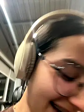 Snapshot of _vaness chatting on 11/28/25, 05:10 vaness online show from 11/28/25, 05:10