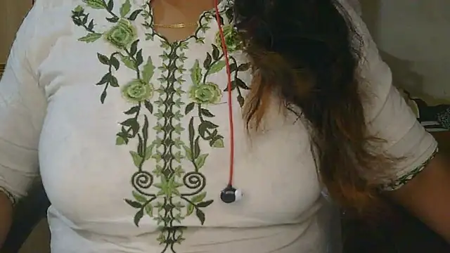 Snapshot of Cute_Ruhi99 chatting on 04/13/26, 07:25 Cute Ruhi99 online show from 04/13/26, 07:25