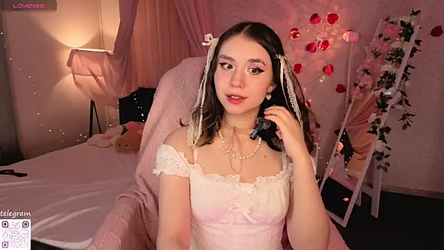 Snapshot of lilly_Cherry_ chatting on 06/25/26, 11:37 lilly Cherry online show from 06/25/26, 11:37
