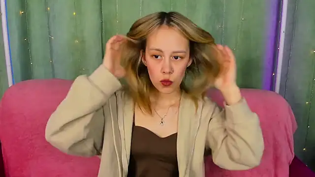 Snapshot of SofiaSolar chatting on 04/06/26, 04:46 SofiaSolar online show from 04/06/26, 04:46