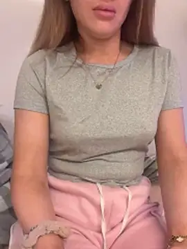 Snapshot of Holly-Glamour chatting on 11/23/25, 04:34 Holly-Glamour online show from 11/23/25, 04:34