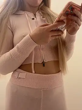 Snapshot of Holly-Glamour chatting on 12/05/25, 05:09 Holly-Glamour online show from 12/05/25, 05:09