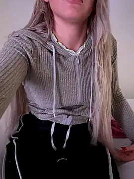 Snapshot of Holly-Glamour chatting on 12/14/25, 01:33 Holly-Glamour online show from 12/14/25, 01:33